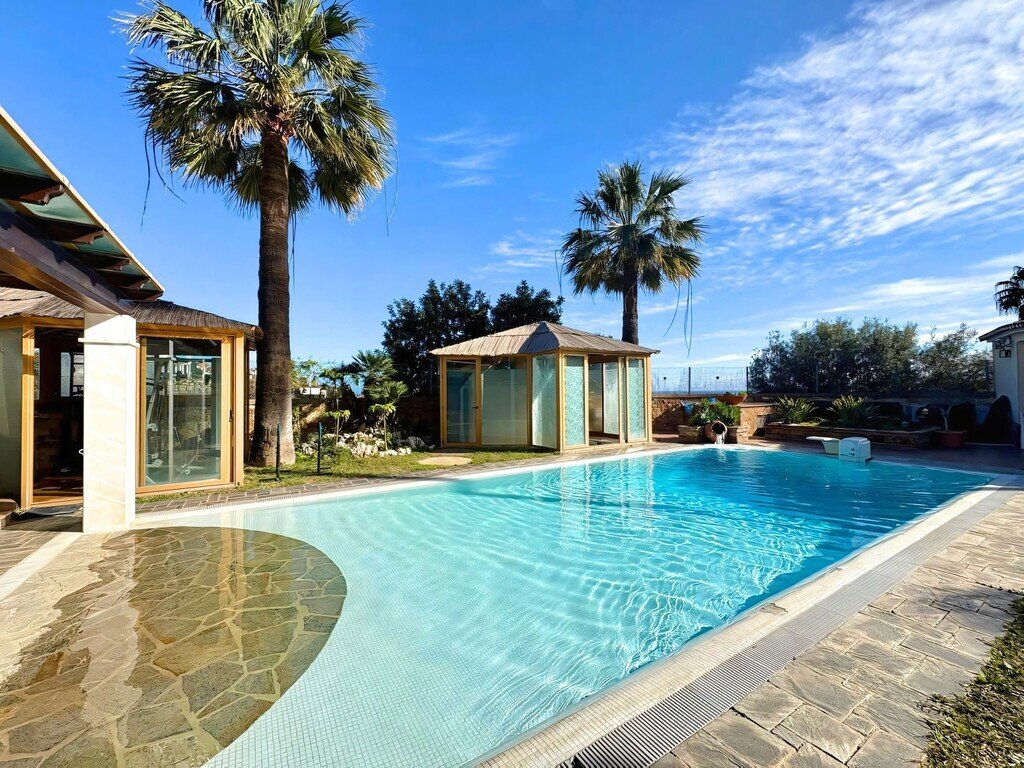 Villa in Fuengirola, Andalusia, Spain 1 - 17575104