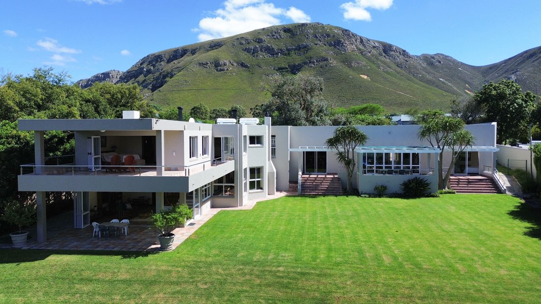 Sophisticated Off Grid Coastal Home In Hermanus, Western Cape, South ... - Off Grid Penthouse With Scenic Views