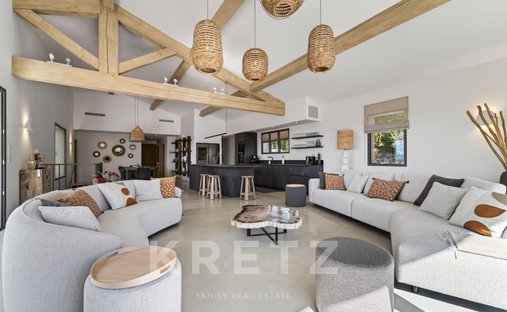 18th Century Château Facing The Luberon