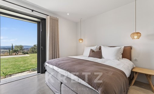 18th Century Château Facing The Luberon