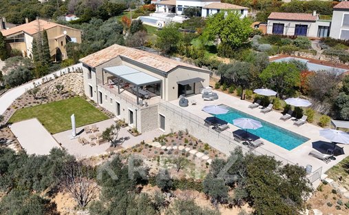 18th Century Château Facing The Luberon