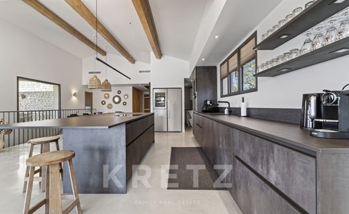 18th Century Château Facing The Luberon