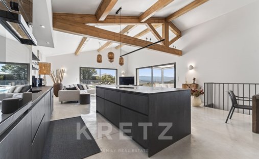 18th Century Château Facing The Luberon