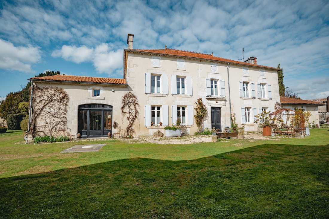 Estate in Sigogne, Nouvelle-Aquitaine, France 3 - 17594557