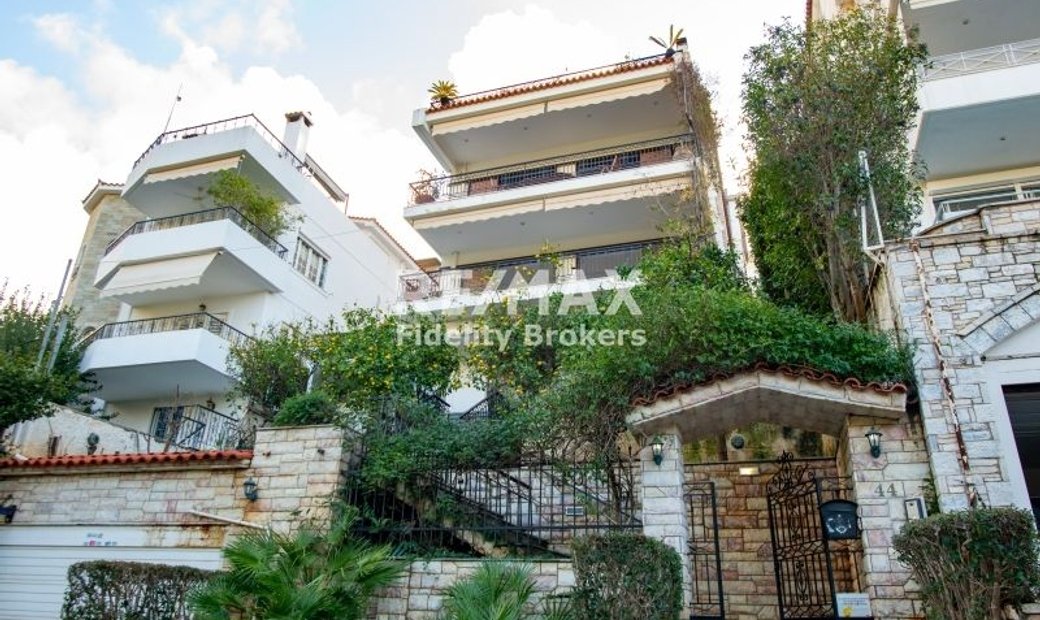 Repräsentatives Wohngebäude Mit 3 In Voula, Attika, Griechenland Zu ...