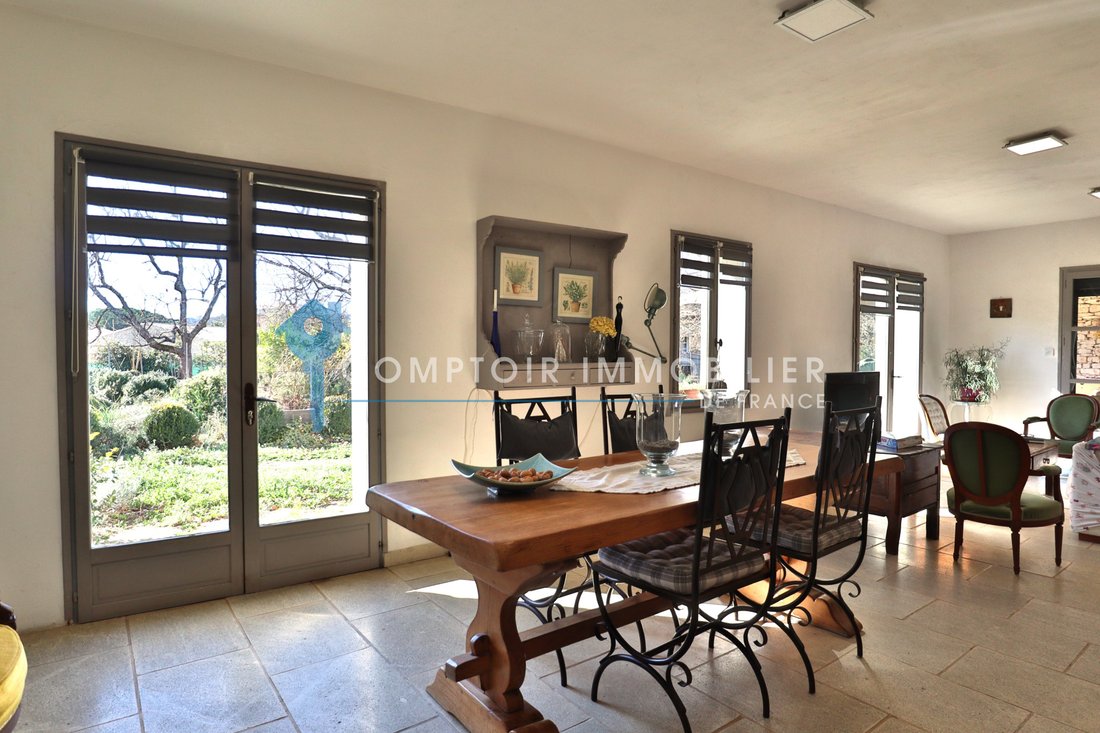 House in Fontaine-de-Vaucluse, Provence-Alpes-Côte d'Azur, France 4 - 17595346