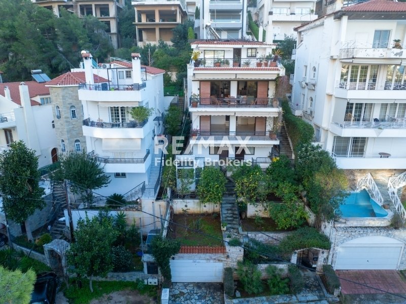 Repräsentatives Wohngebäude Mit 3 In Voula, Attika, Griechenland Zu ...