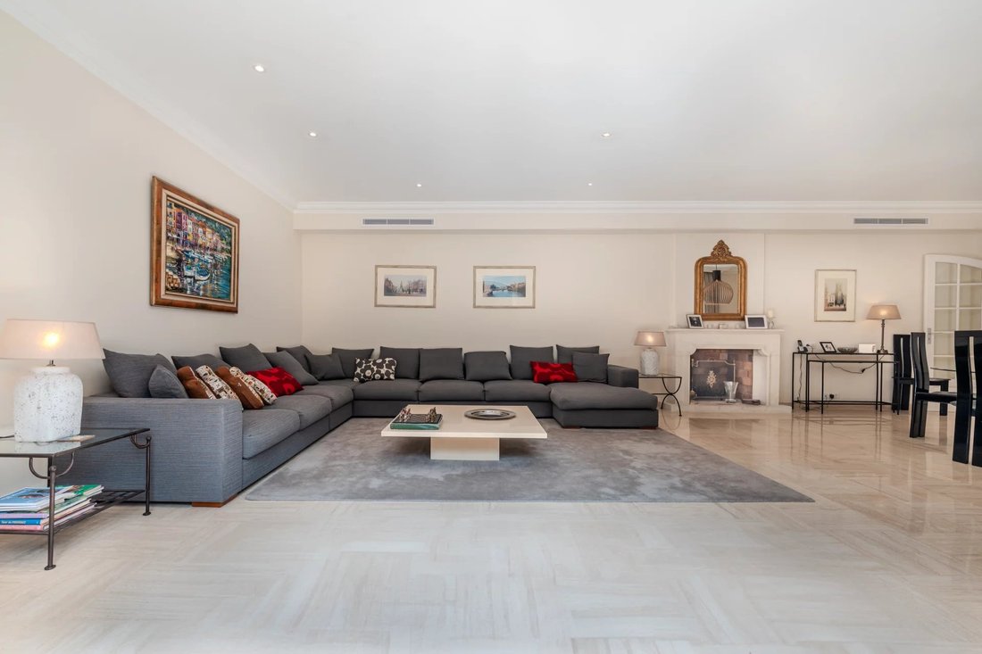 House in Mougins, Provence-Alpes-Côte d'Azur, France 5 - 17602541