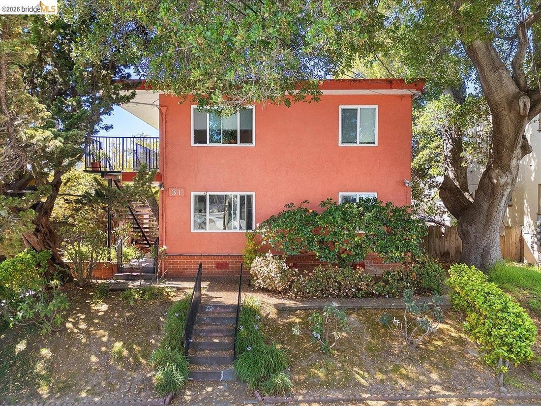 Oakland, California, United States 1 - 17613153