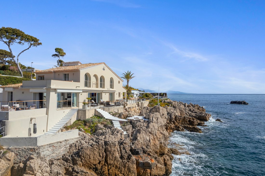 House in Antibes, Provence-Alpes-Côte d'Azur, France 1 - 17599062
