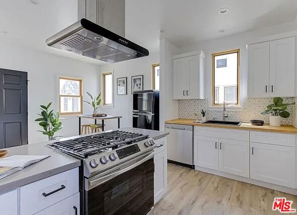 Los Angeles, California, United States 5 - 17605772