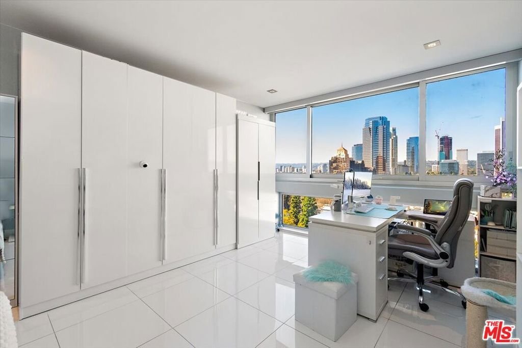 Condo in Los Angeles, California, United States 2 - 17606333