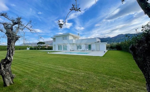 Villa in Tonfano, Pietrasanta, Italy 1