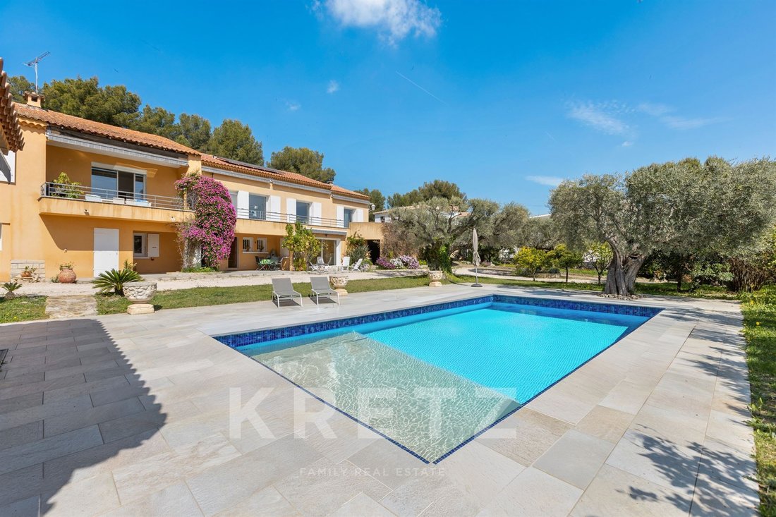 House in Saint-Cyr-sur-Mer, Provence-Alpes-Côte d'Azur, France 1 - 17599879