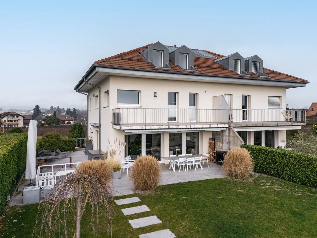 Elegant Semi Detached Villa With Panoramic Views Of The Lake And The Alps