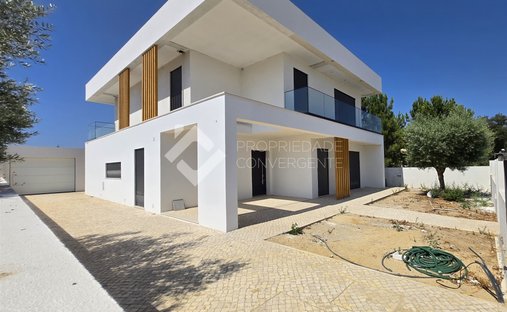 House in Azeitao (Sao Lourenco e Sao Simao), Setubal, Portugal 1