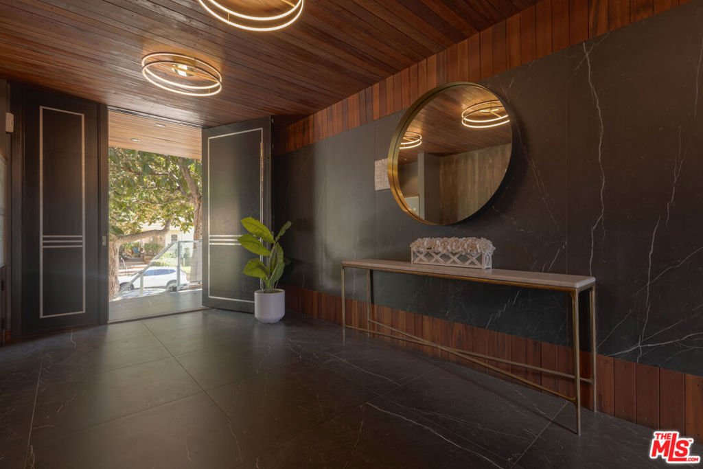 Los Angeles, California, United States 5 - 17605802