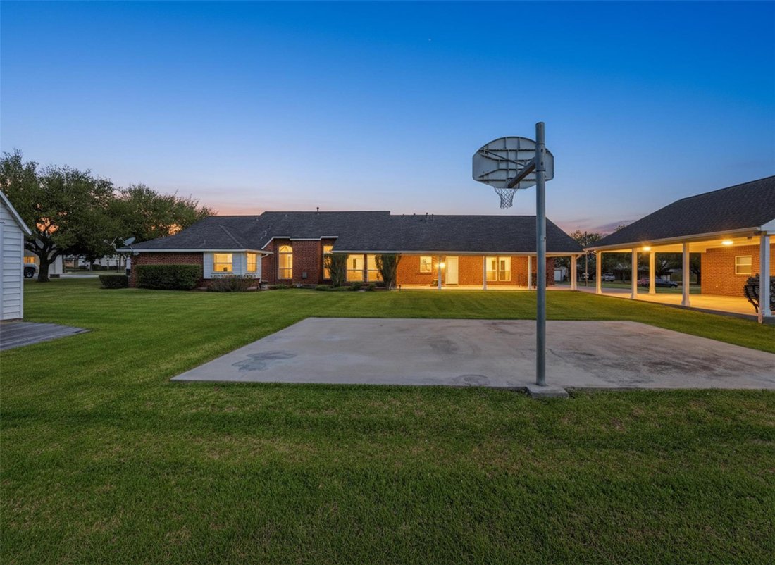 House in Shiner, Texas, United States 5 - 17609006