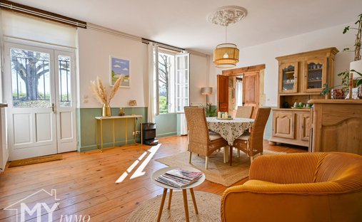 Estate in Saint-Méard-de-Gurçon, Nouvelle-Aquitaine, France 1