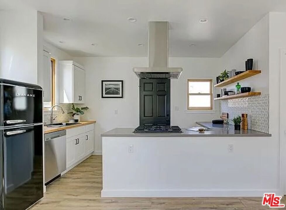 Los Angeles, California, United States 4 - 17605772