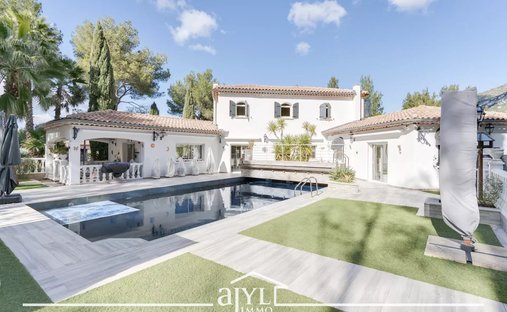 Estate in Est, Gemenos, France 1
