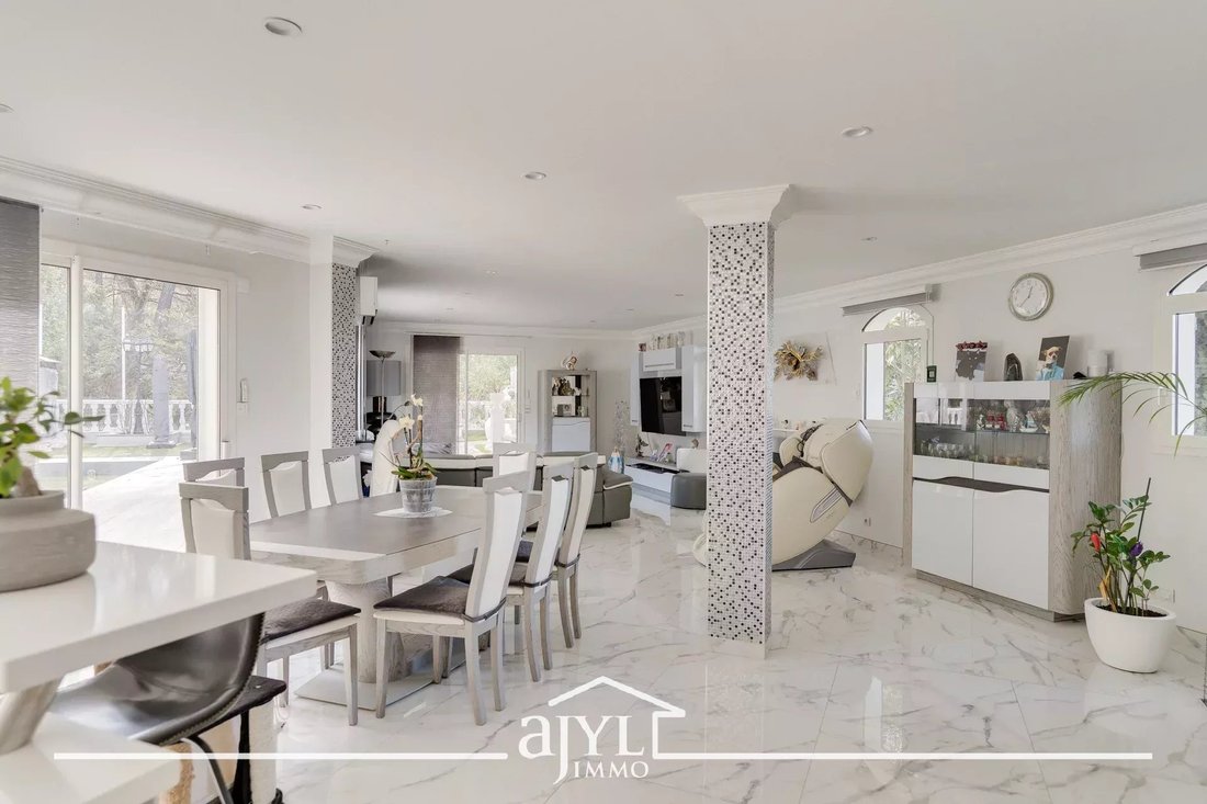 Estate in Gémenos, Provence-Alpes-Côte d'Azur, France 2 - 17602437