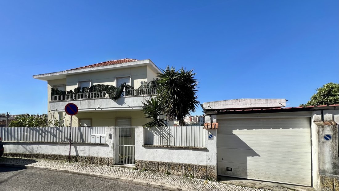 House in Alges, Lisbon, Portugal 1 - 17613333