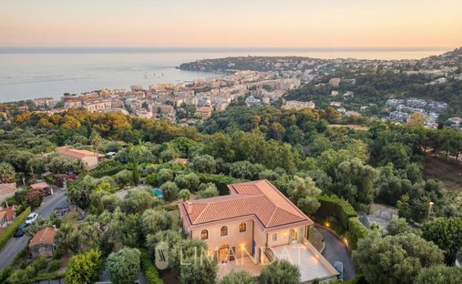 Villa in Menton, Provence-Alpes-Côte d'Azur, France 1