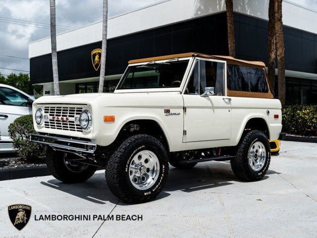 Suv in Palm Beach, FL, United States 1 - 17599094