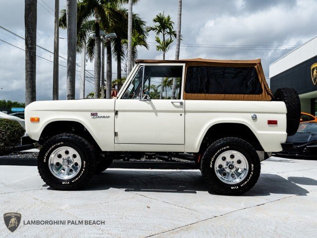 Suv in Palm Beach, FL, United States 2 - 17599094