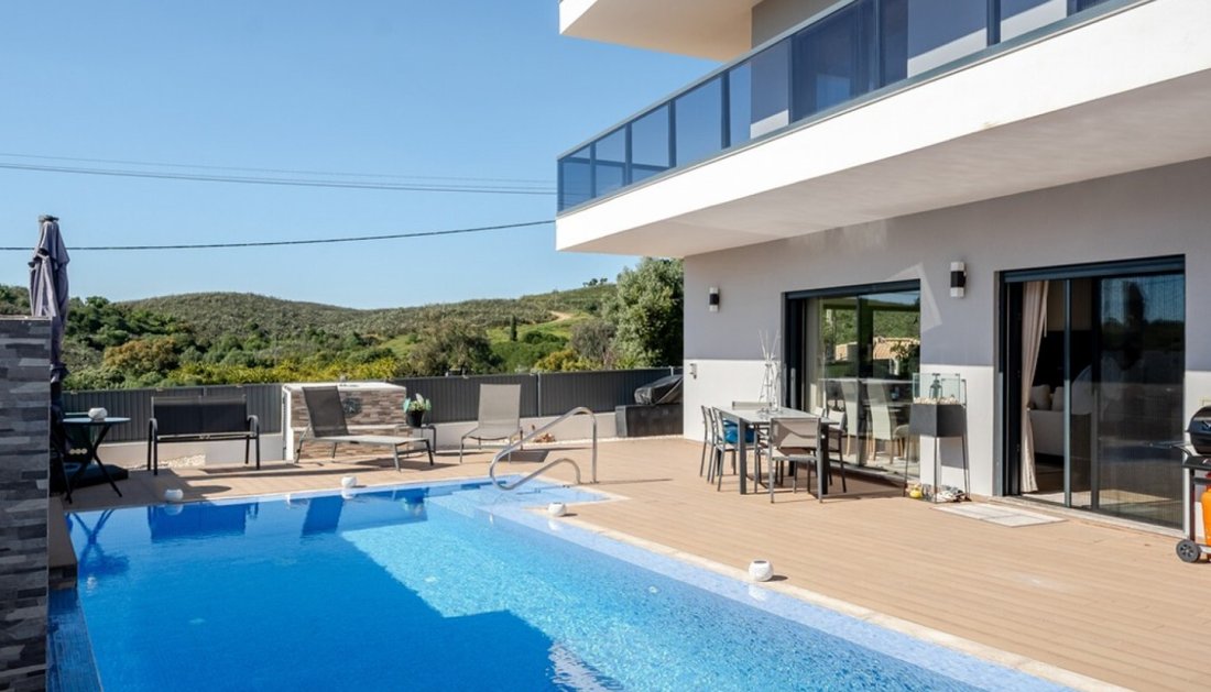 Villa in Mexilhoeira Grande, Algarve, Portugal 1 - 17602575