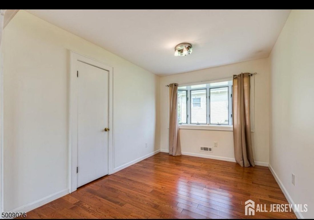 House in Woodbridge Township, New Jersey, United States 5 - 17615976