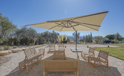 18th Century Château Facing The Luberon