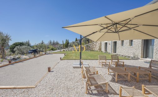 18th Century Château Facing The Luberon