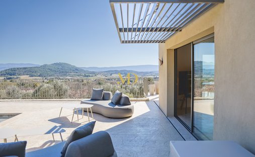 18th Century Château Facing The Luberon