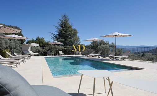 18th Century Château Facing The Luberon