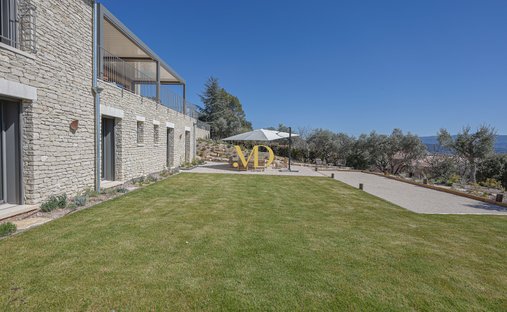 18th Century Château Facing The Luberon
