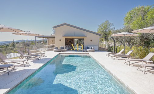 18th Century Château Facing The Luberon