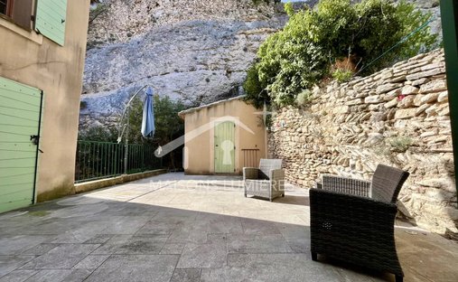 18th Century Château Facing The Luberon