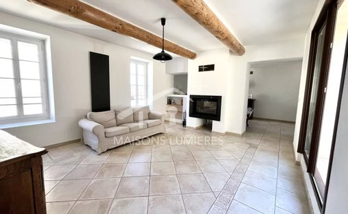 18th Century Château Facing The Luberon