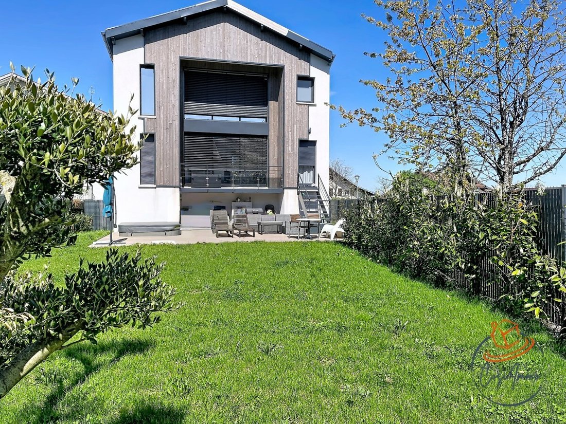 Villa in Divonne-les-Bains, Auvergne-Rhône-Alpes, France 1 - 16409372