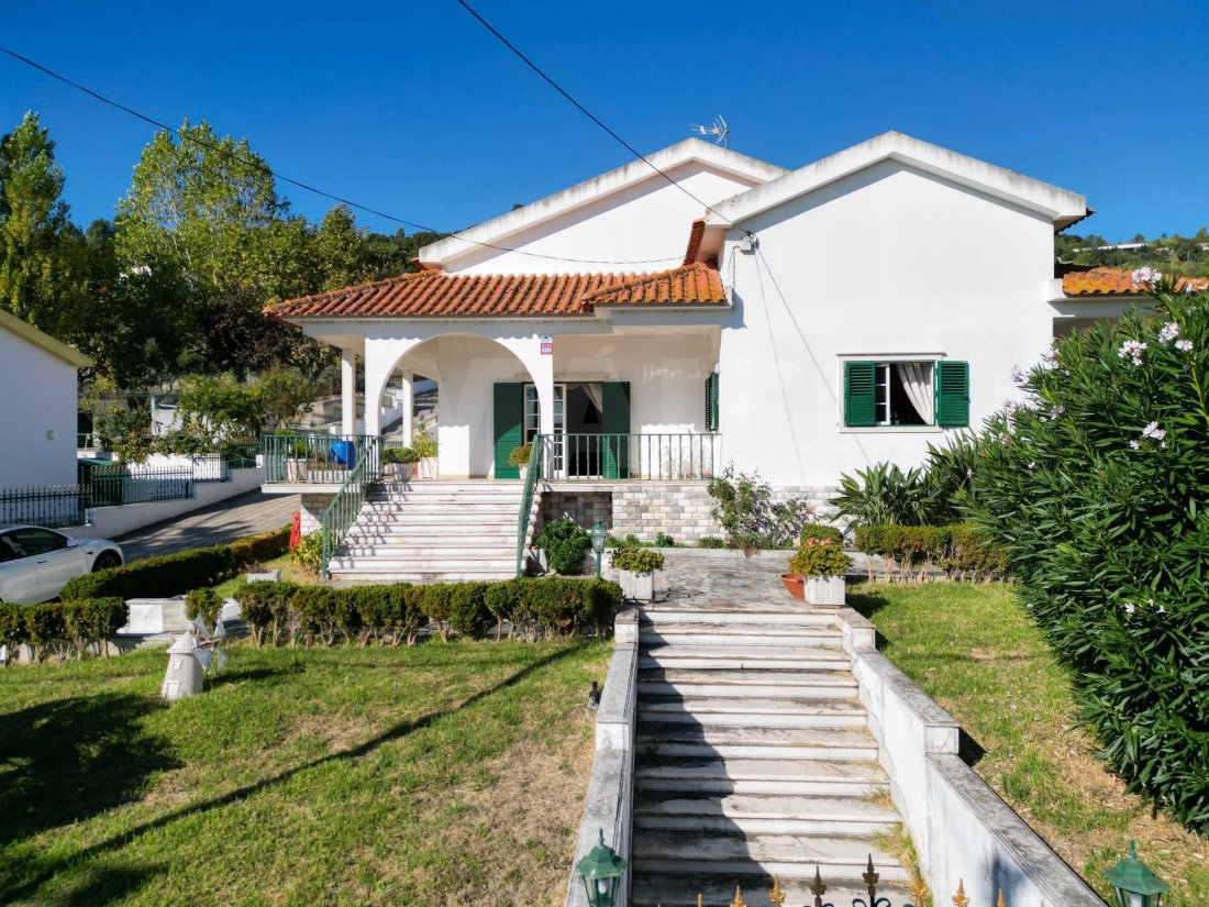 Villa in São João dos Montes, Lisbon, Portugal 1 - 17619887