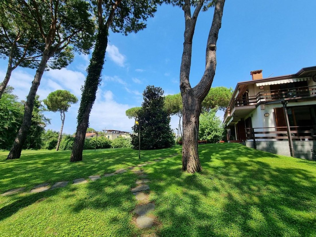 Villa in Ronchi, Massa, Italy 3 - 17621012