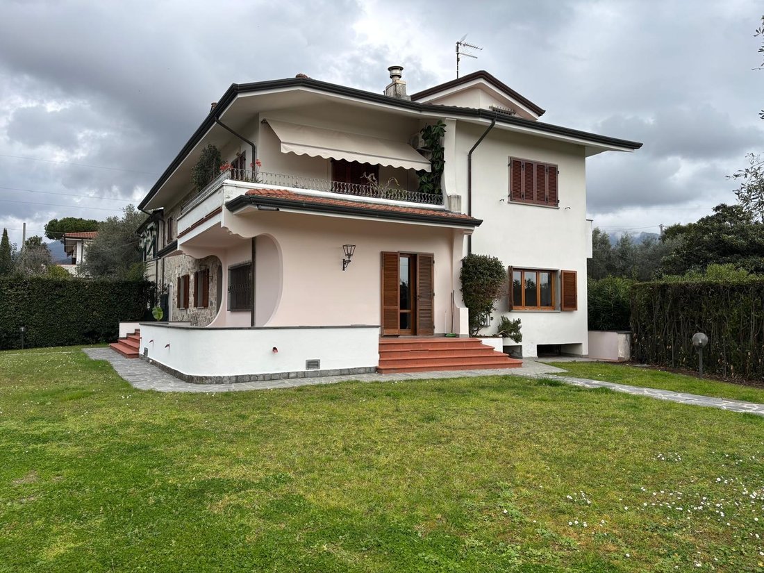 Apartment in Center, Massa, Italy 2 - 17620775