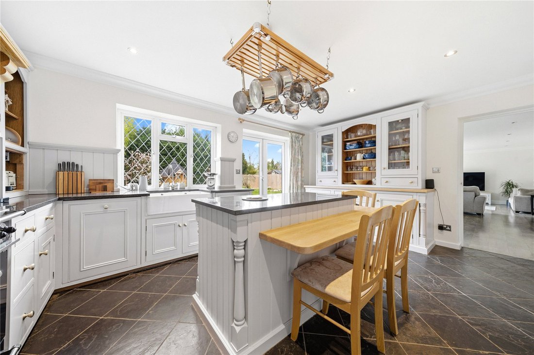 Bungalow in West End, Surrey Heath, England 3 - 17620641