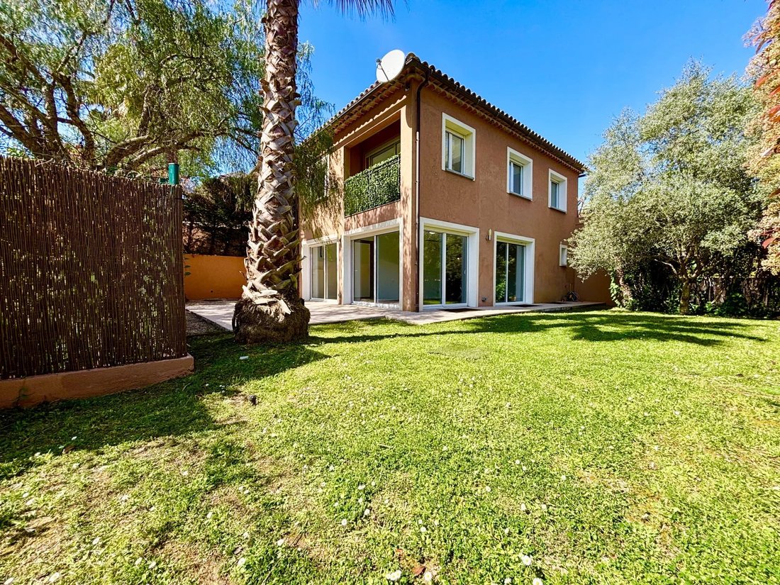 Villa in Antibes, Provence-Alpes-Côte d'Azur, France 1 - 17619917
