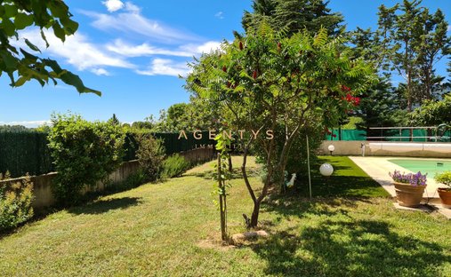 Villa in Saint-Martin-de-la-Brasque, Provence-Alpes-Côte d'Azur, France 1