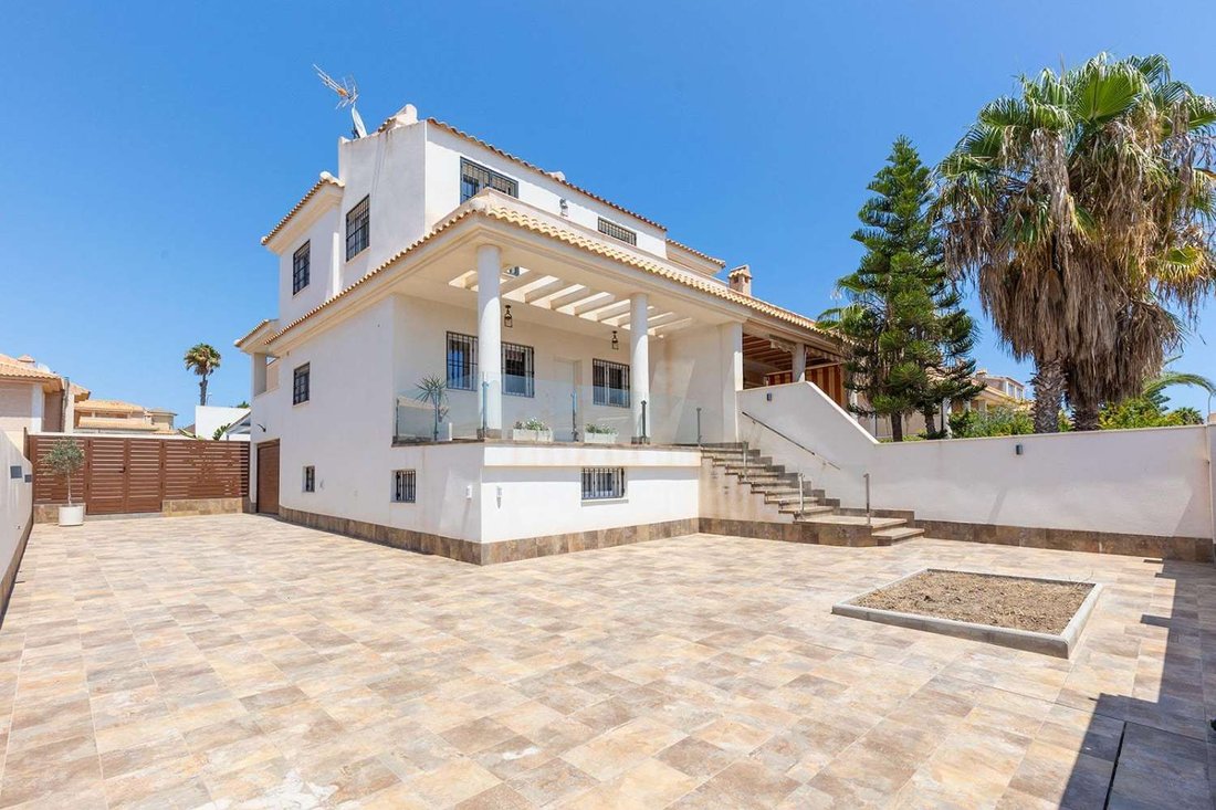 Villa in Torrevieja, Valencian Community, Spain 1 - 17622539