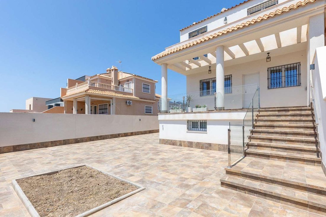 Villa in Torrevieja, Valencian Community, Spain 2 - 17622539