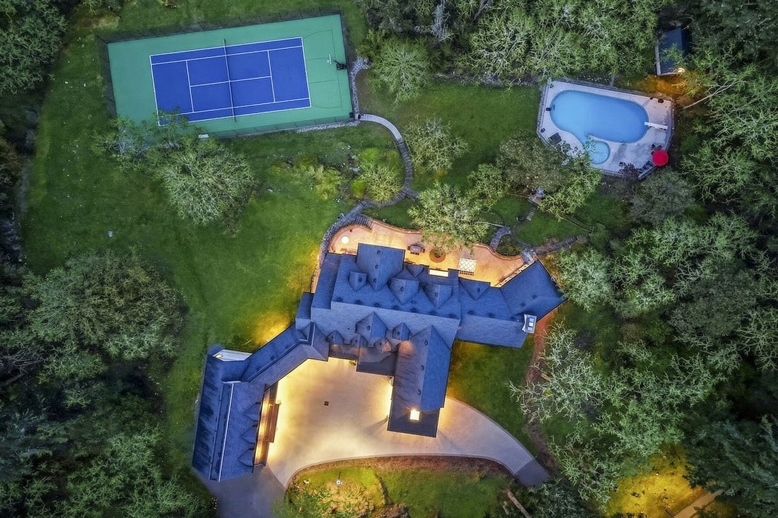 House in Saanich, British Columbia, Canada 2 - 15607154